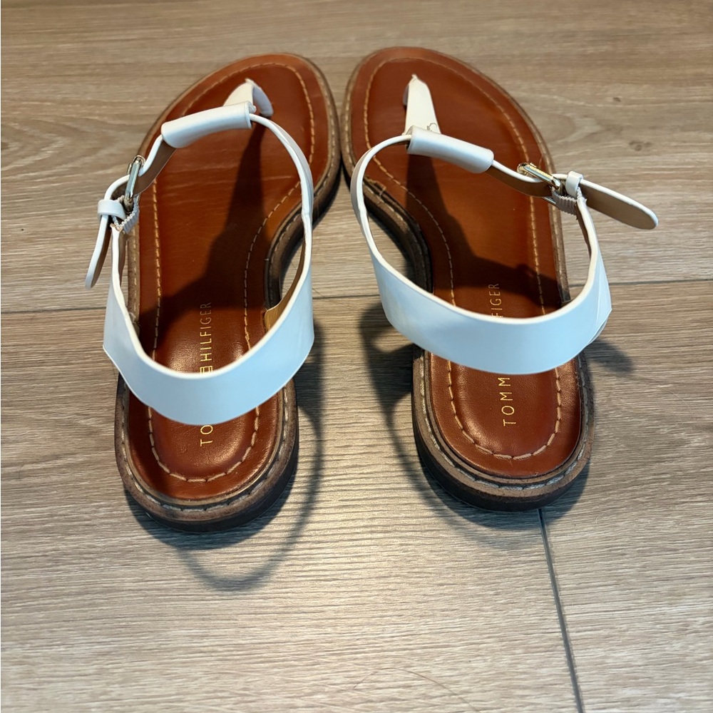 Tommy Hilfiger White Leather T-Strap Sandals with Gold Logo - Picture 3 of 3